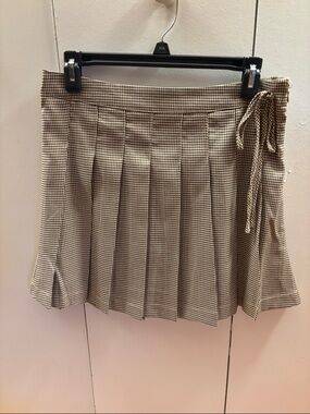 NWT Francesca's Collections Beige and Black Mini Pleated Skirt